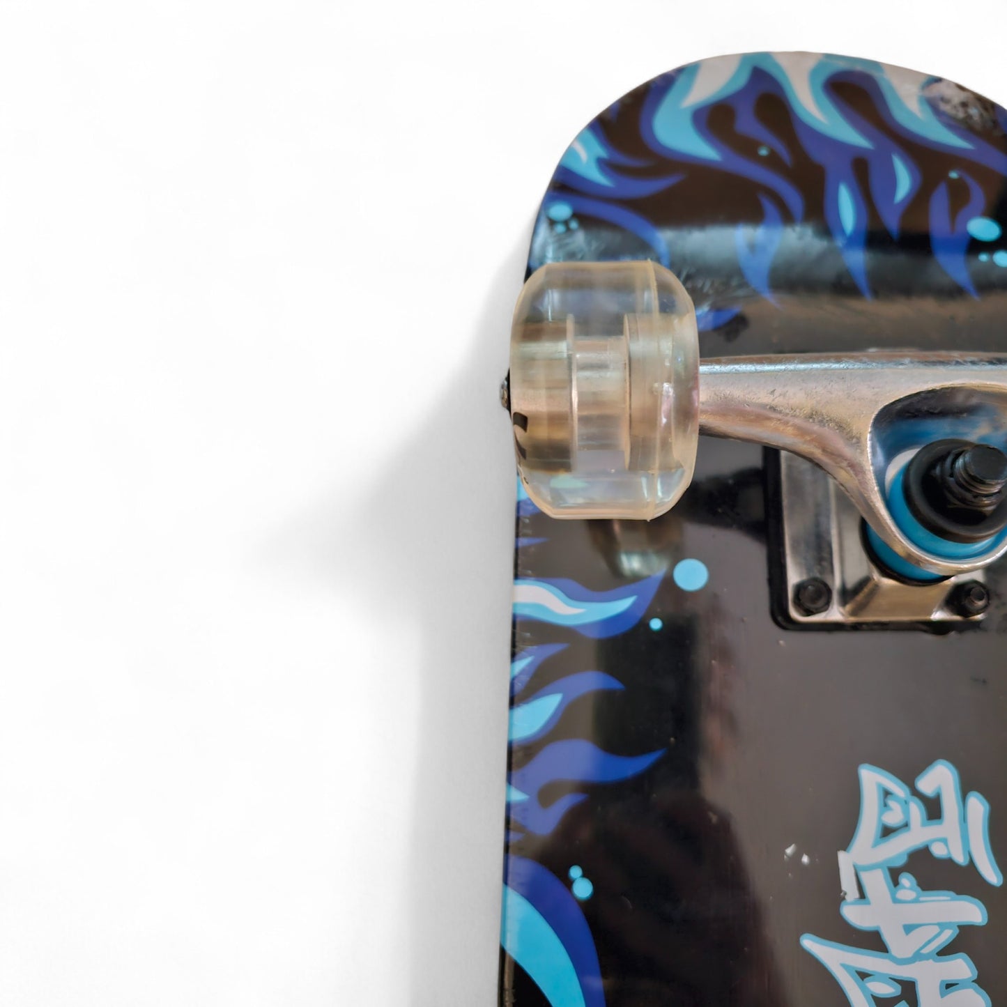 Unibest Skateboard 80x20cm Ahornholz Design blaue Flammen ohne LED